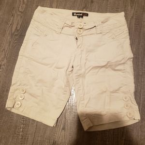 ❤Bermuda shorts for women.  Casual but stylish.  Hardly worn no stains, no rips.